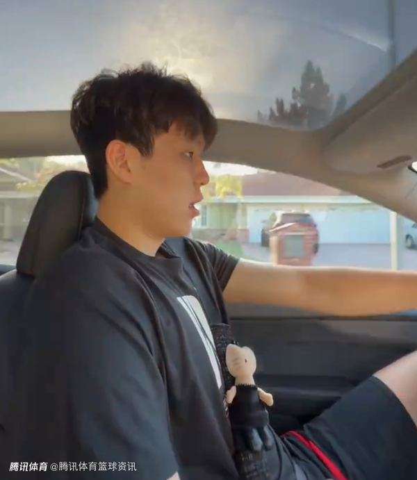 杨瀚森Vlog曝光：跟JJJ单挑被虐，健身房偶遇老队友，女友陪针灸